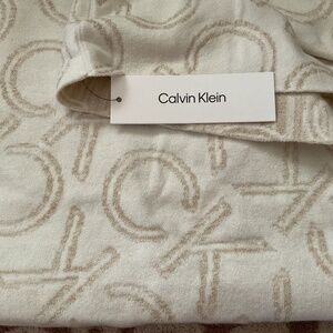 NWT CALVIN KLEIN LIGHT CREAM SNUD SCARF